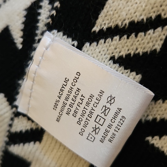 BARK Houndstooth Hearts Dachshund Knit Scarf and Black Beanie Set - Picture 7 of 9